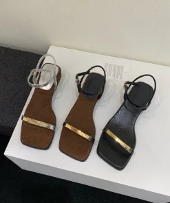Sandal cao gót 4cm mũi bản ngang gắn khoá đồng dễ mang vừa hiện đại vừa sang